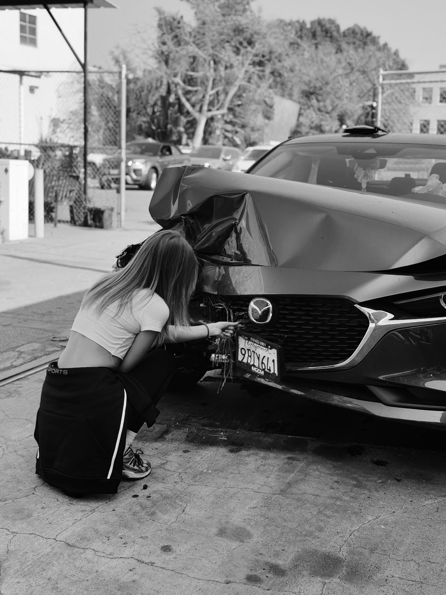 Эта девушка ехала по холмам, и прямо на дорогу выбежал большой олень 🦌 
Чтобы не сбить животное, она резко свернула вправо, не справилась с управлением и ударилась о дерево.

Самое главное — она не пострадала ❤️
А с машиной — мы поможем ей решить все вопросы.

Иногда жизнь ставит испытания, но важно, что с нами всё хорошо. 

This girl was driving through the hills when a big deer 🦌 suddenly ran onto the road.
To avoid hitting the animal, she turned right, lost control, and hit a tree.

The most important thing — she’s okay ❤️
And with the car — we’ll help her handle everything.

Sometimes life throws challenges our way, but what really matters is that we’re safe.