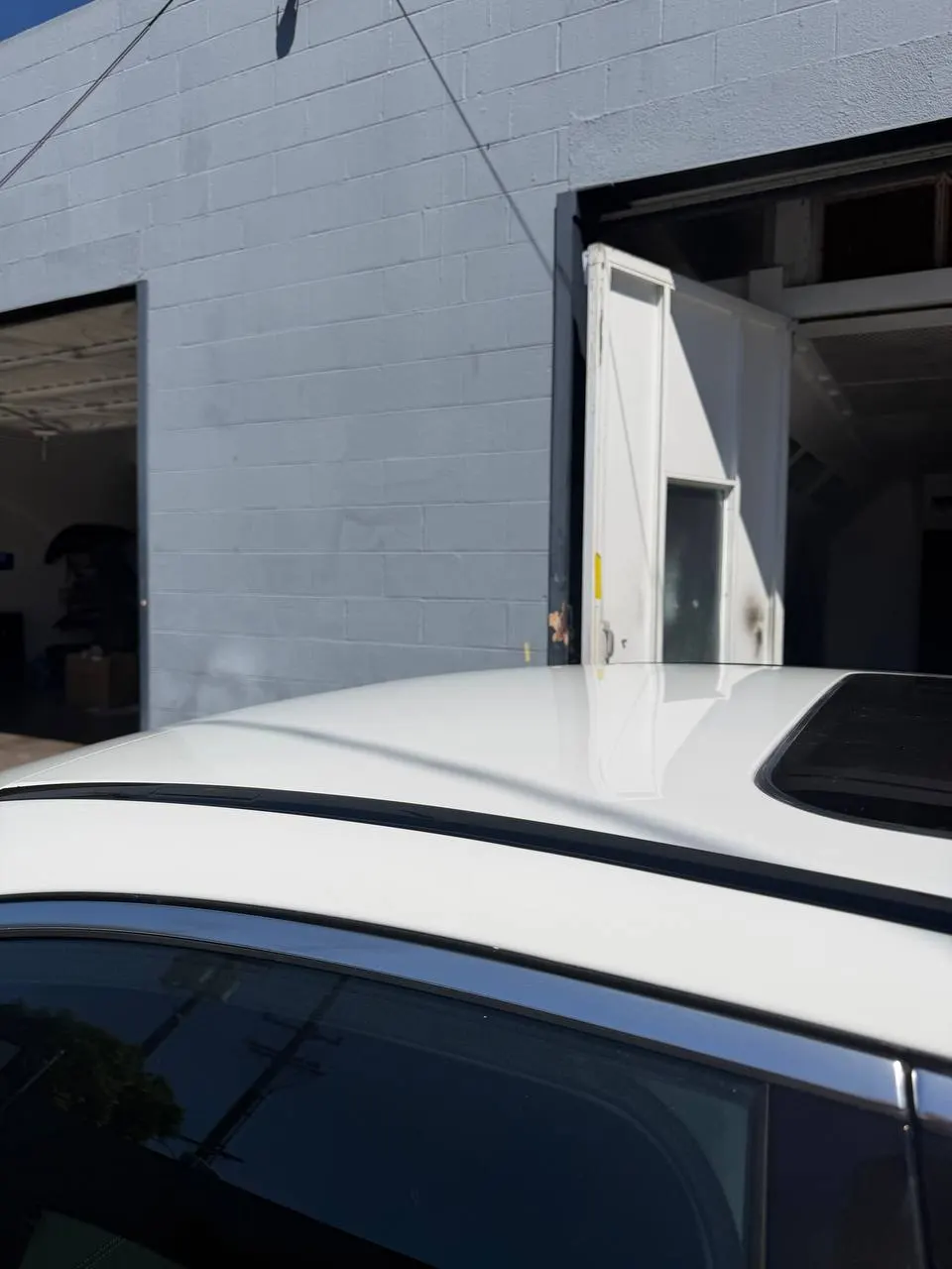 Smooth repaired roof edge on a white Mercedes-Benz C300